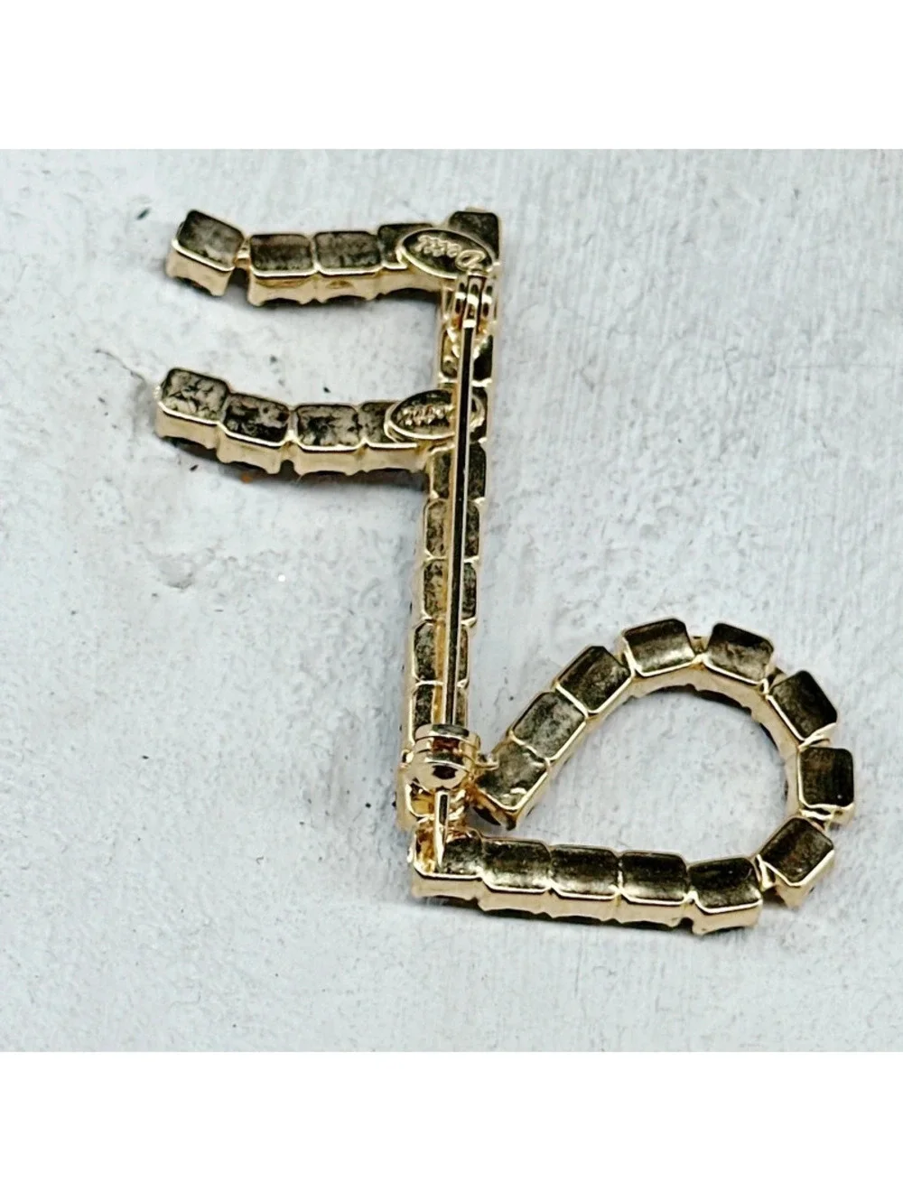 380u. Vintage Black Music Note Brooch